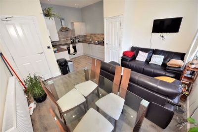 2 bedroom Flat in Aire Street, Leeds - Photo 4
