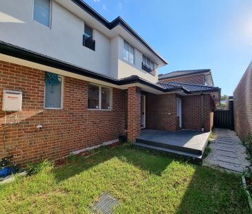 Luxurious Townhouse in Prime Location - Photo 2