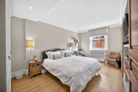 Refurbished, two double bedroom flat with wood flooring throughout, located on the third floor (with lift) of a beautiful red brick period building in Knightsbridge. - Photo 4