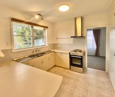 CHARMING FAMILY HOME IN SOUGHT-AFTER ASHWOOD - Photo 5