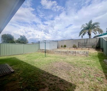 Lovely Home with New Paint, Flooring & Air Con! - Photo 5