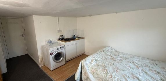 Studio to rent - Photo 2