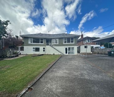 Spacious 5-Bedroom House in Glendowie with Access to Good School Zone - Photo 3