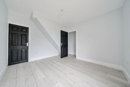 Hook Road Epsom KT19 - Photo 3