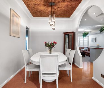 CHARMING FAMILY HOME! - Photo 4