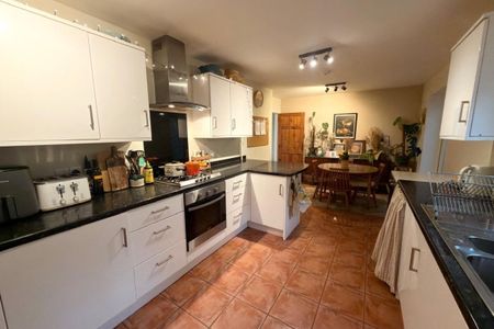 Elmhurst Estate - Photo 5