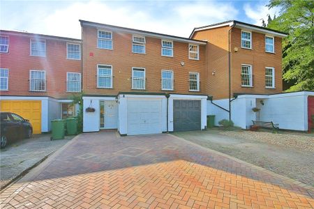 Waters Drive, Staines-upon-Thames, Surrey, TW18 4RT - Photo 2