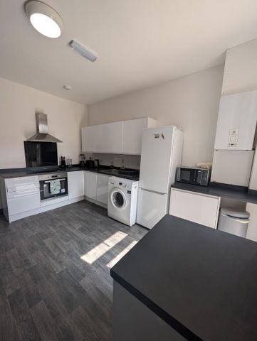 1 bedroom in a house share to rent - Photo 4
