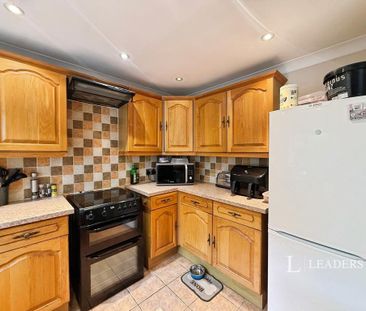 4 bedroom semi-detached house to rent - Photo 4