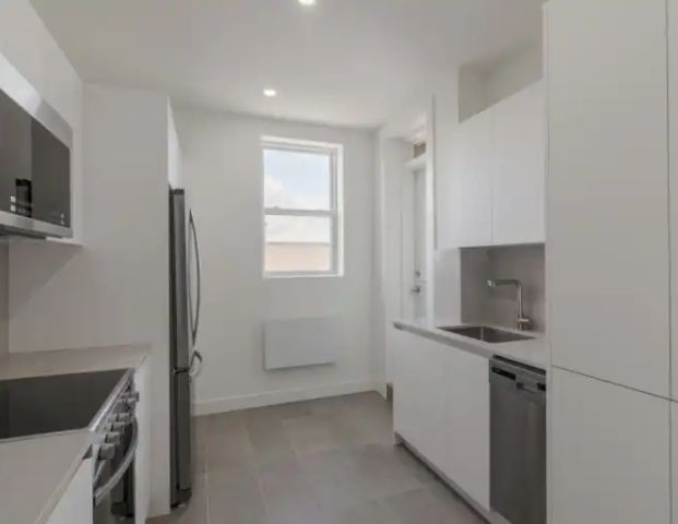 4870 Queen Mary Road | 4870 Queen Mary Road, Montreal - Photo 1