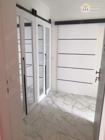 Pronájem moderního 2+1 s balkonem v centru města - Photo 3