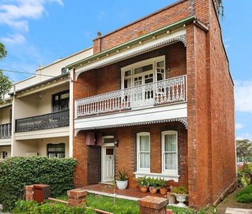 Gorgeous Three Bedroom Terrace with Sydney Harbour Views - Photo 6