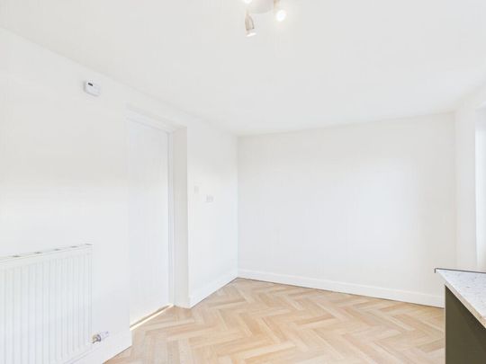 2 bedroom mews to rent - Photo 1