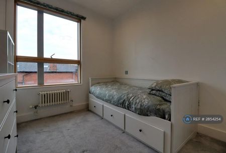 2 bedroom flat to rent - Photo 2