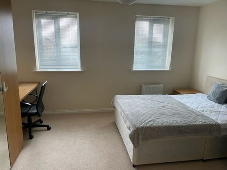 5 Bed Semi-Detached House, Long Down Avenue, BS16 - Photo 2