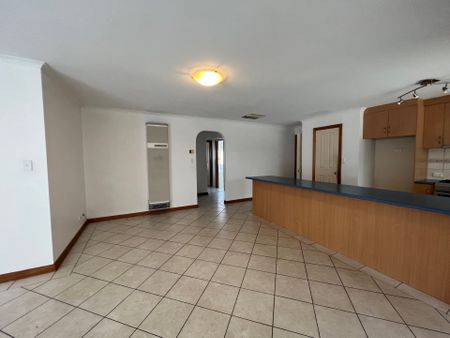 Large 4 Bedroom Home with 2 Living Areas! - Photo 5