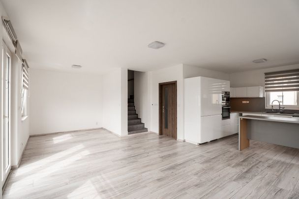 Pronájem domu 106 m² s pozemkem 701 m² - Photo 1