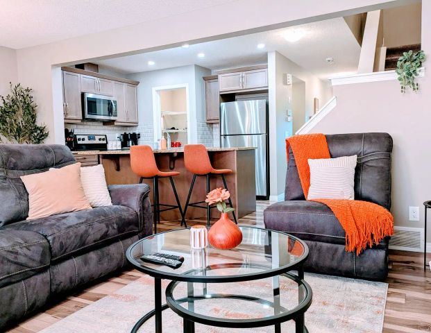 Fully Furnished & Move-In Ready Executive Rental in Airdrie — 3 Bedrooms Townhouse - Photo 1