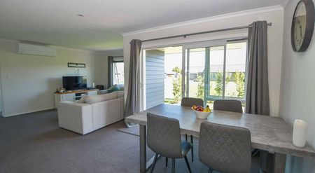 Stylish 3 bedroom home - Photo 5