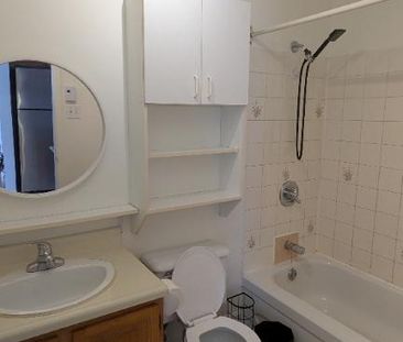 Beau grand 3 1/2, libre, semi-meublé, dans un duplex, centre-ville - Photo 3