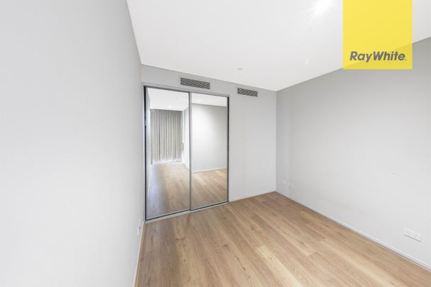 PANORAMIC CITY VIEWS, LUXURIOUS 5-STAR, RECENTLY UPDATED 2-BEDROOM APARTMENT - Photo 1