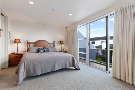 Spacious 3 Bedroom House - Photo 4