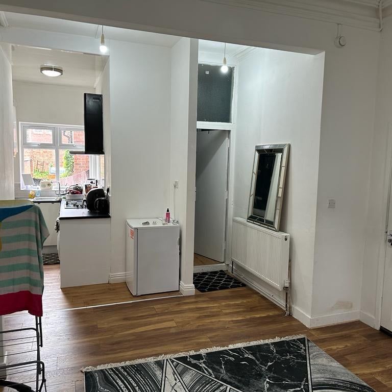 Studio Flat, Severn Street, LE2 - Photo 1