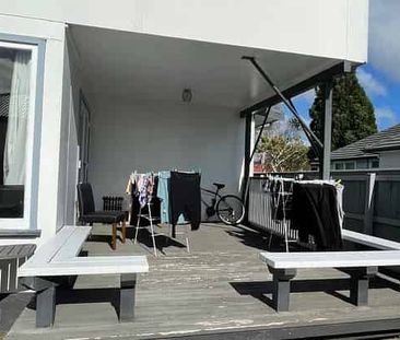 Sunny, Spacious 3-Bedroom Home near Trentham Park - Photo 4