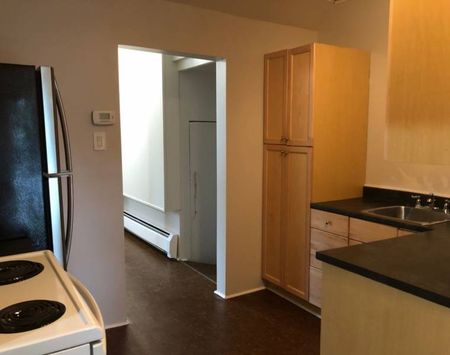 Kline - 1 Bedroom Main Floor Flat off Quinpool! - Photo 3