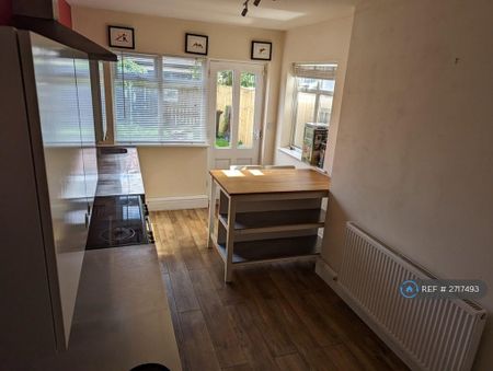 2 bedroom semi-detached house to rent - Photo 4