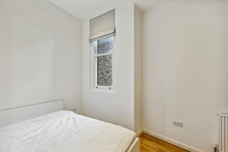 2 bedroom flat in London - Photo 4