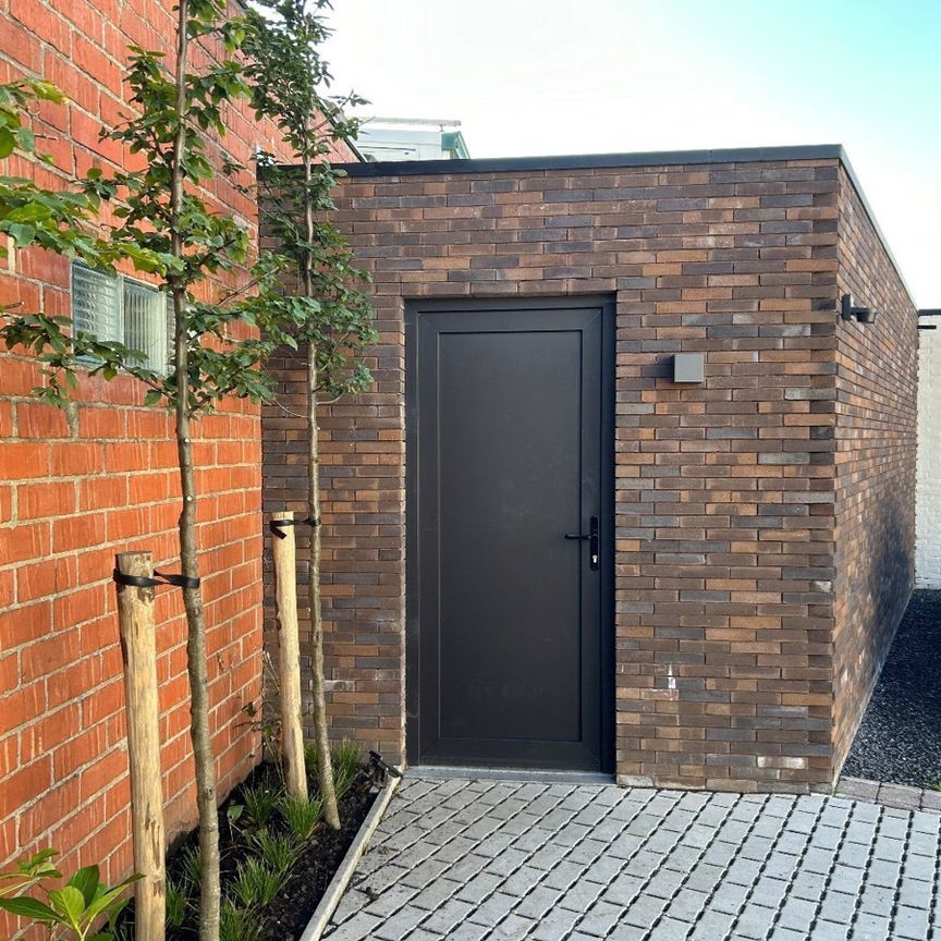 Kwalitatief afgewerkt nieuwbouwappartement TE HUUR in het hartje van Sint-Eloois-vijve!! - Foto 1