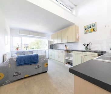 A bright and spacious three-bedroom apartment in the heart of West ... - Photo 2