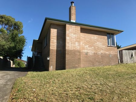 3 Bedroom Home - 6 month lease - Photo 2