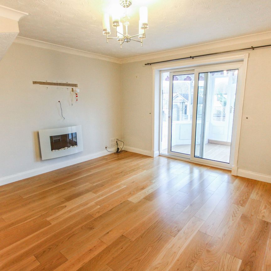 Two-Bedrooms Semi-Detached House - Photo 1