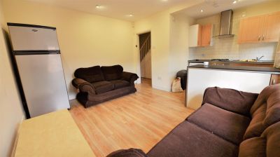 3 bedroom House in Mayville Terrace, Leeds - Photo 2