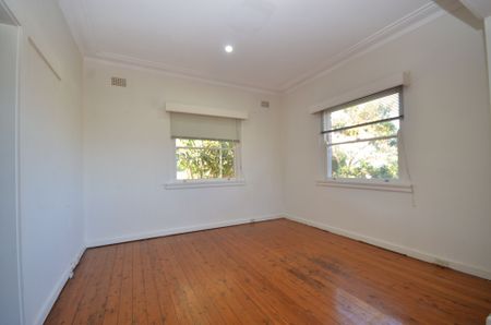 Spacious 4 Bedrooms Brick House - Photo 4