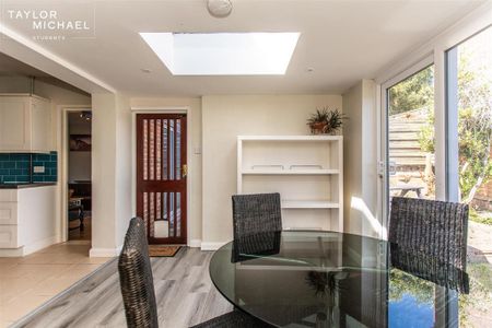 4 bedroom end of terrace house to rent - Photo 2