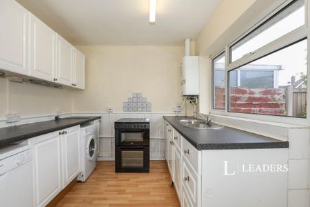 3 bedroom semi-detached house to rent - Photo 3