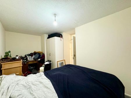 3 Bedroom Semi-Detached House, Mansel Court, Battersea Bridge Road, London SW11 - Photo 3