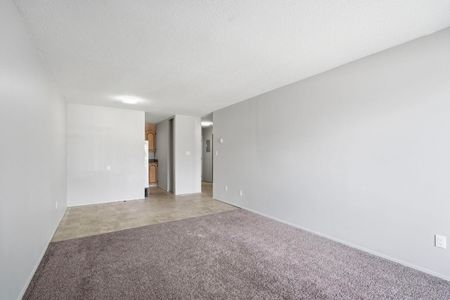 Charmarine East & West - Photo 2