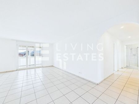 A SPACIOUS LIVING ROOM WITH COMFORT AND VIEW - Photo 3