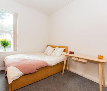 6 bedroom detached house to rent - Photo 4