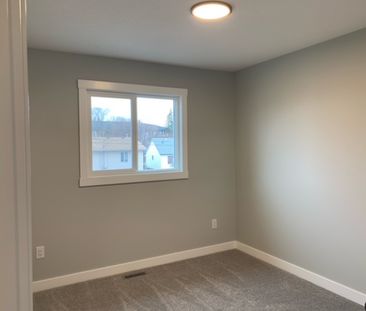 Like New Duplex! Modern 3 Bedroom, 2.5 Bathroom Home - Photo 5