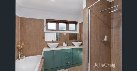 Stylish, Low-Maintenance Townhouse in Prime Briar Hill Location - Photo 5