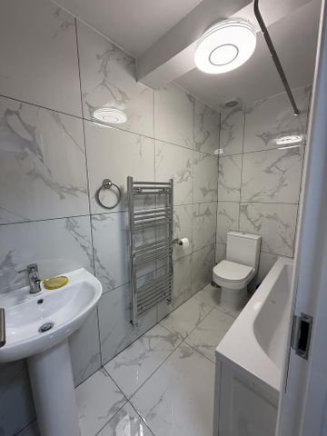 3 bedroom flat to rent - Photo 5