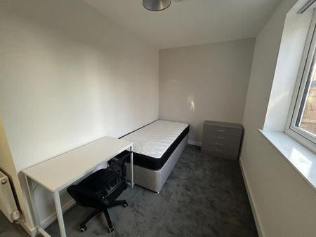 6 bedroom semi-detached house to rent - Photo 2