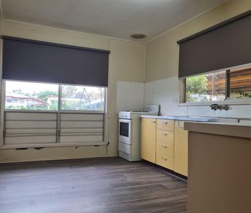 THREE BEDROOM HOME WITH AC THROUGHOUT AND DOUBLE BAY SHED - Photo 4