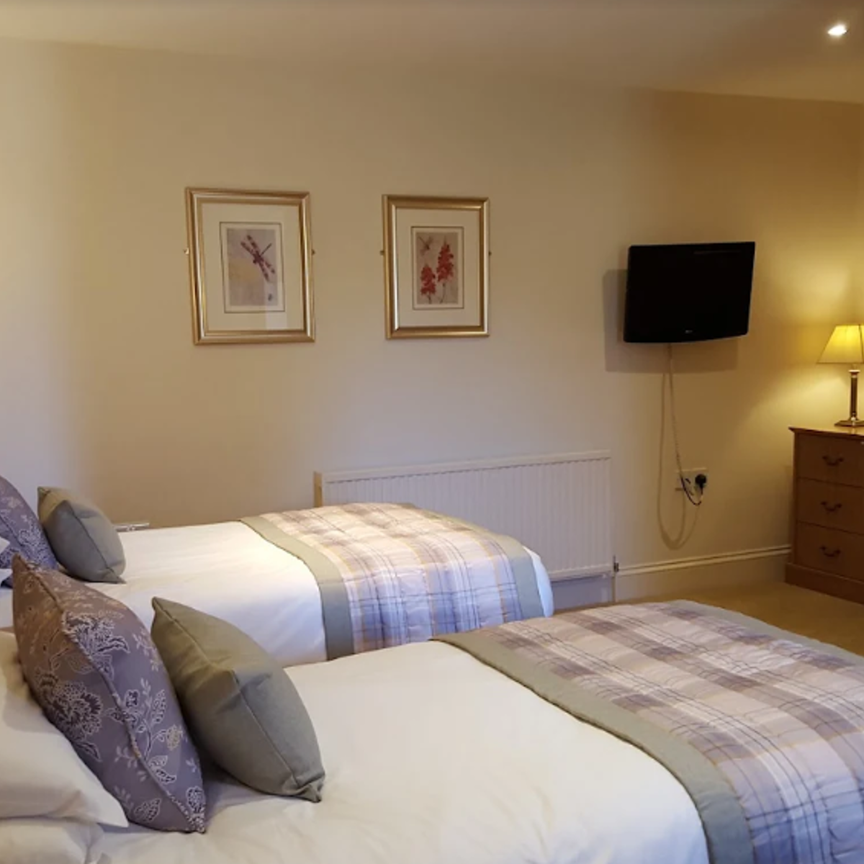 Former Hotel, now Contractor Accommodation, Ensuite Rooms by the Week - Photo 1