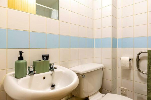 1 bedroom in a flat share to rent - Photo 1